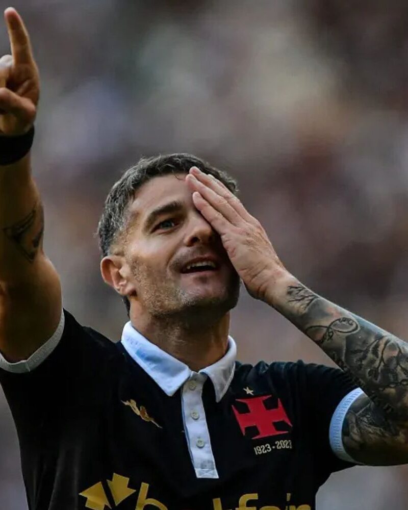 Vegetti, atacante do Vasco, comemora seus gols imitando um pirata