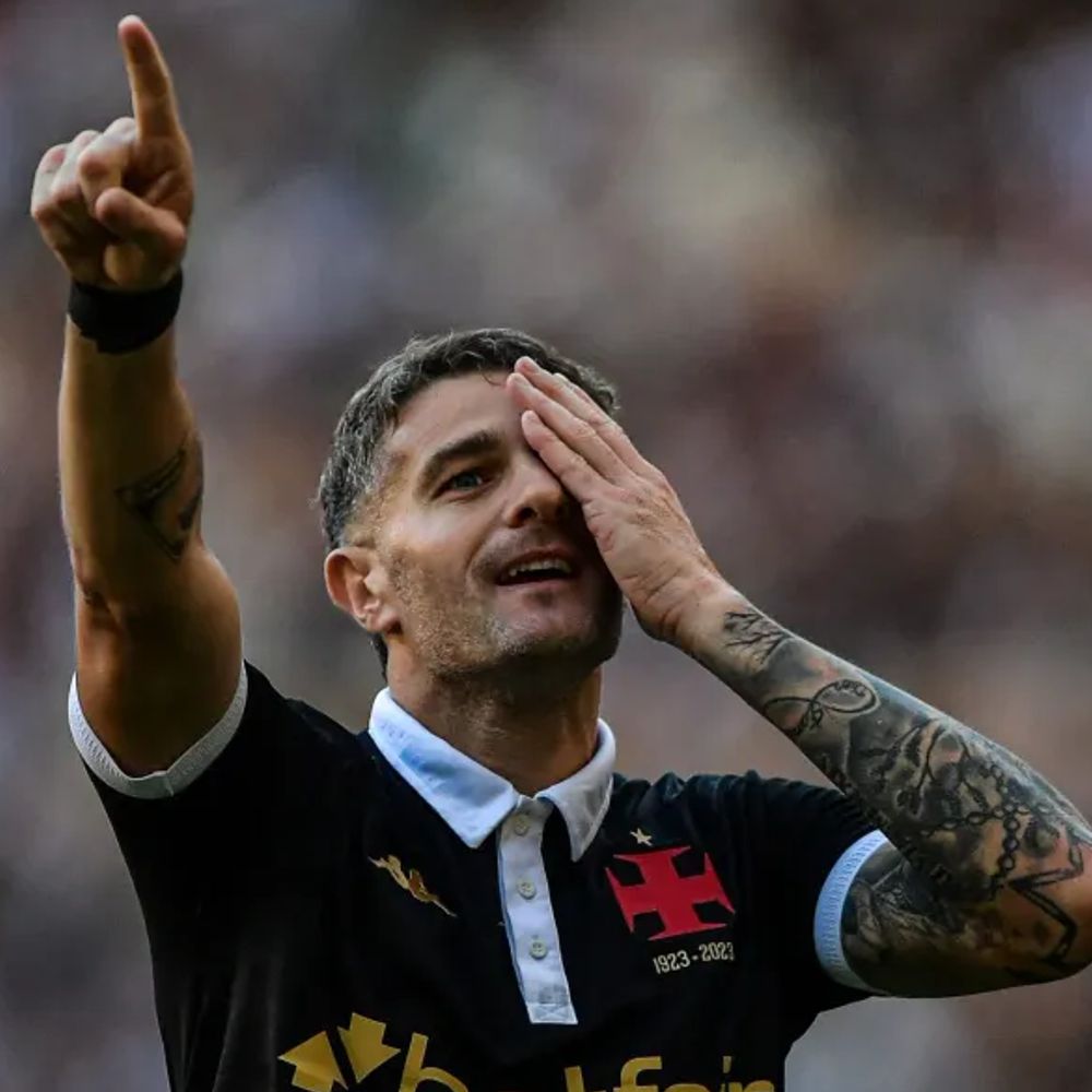 Vegetti, atacante do Vasco, comemora seus gols imitando um pirata